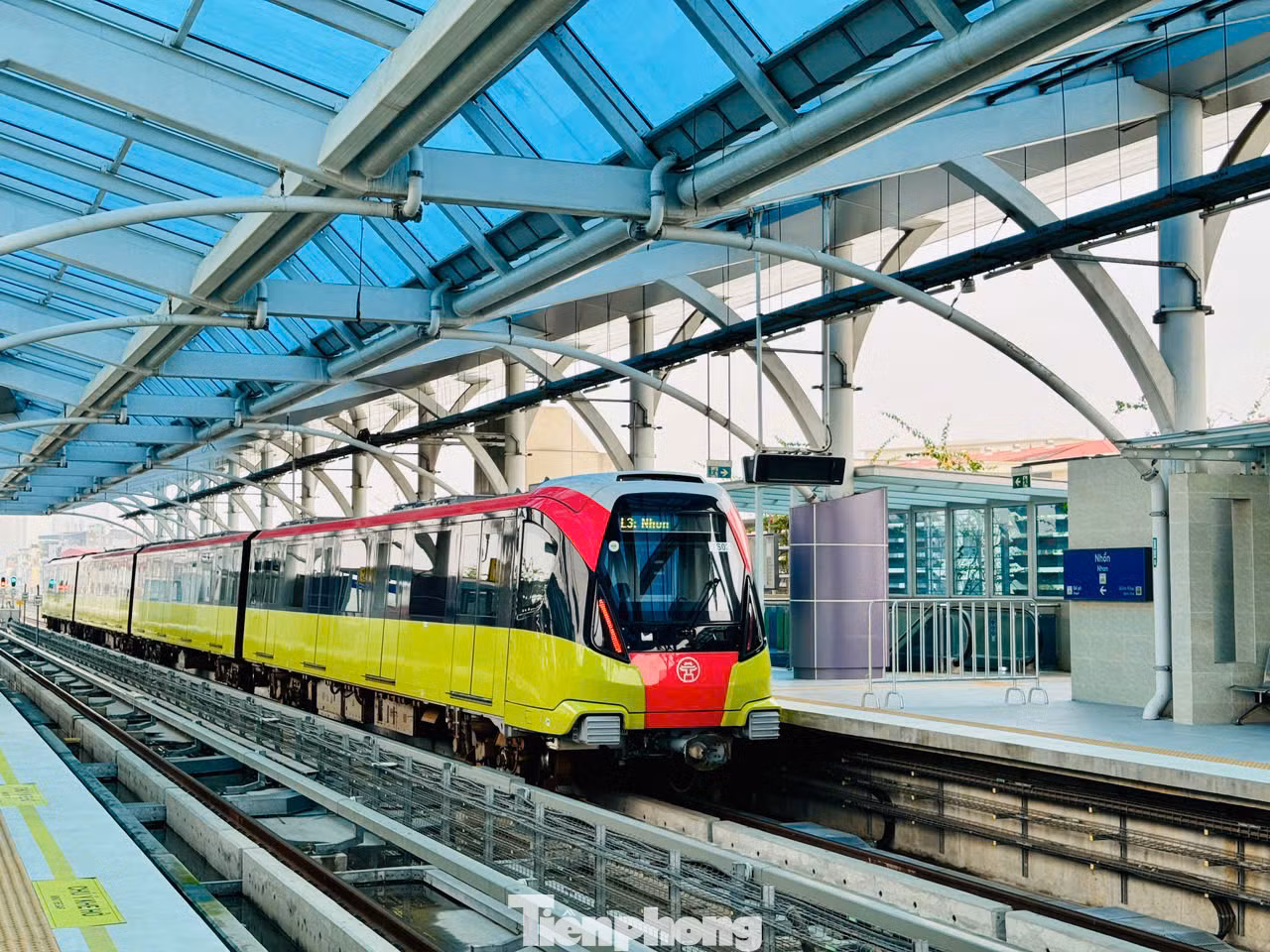Cuối tuần hành khách đa phần là các bạn trẻ và người trung tuổi tranh thủ đi trải nghiệm với tâm trạng rất hồ hởi, phấn khởi. Hiện tại chỉ còn khoảng gần chục ngày nữa là hết tháng, nên đơn vị vận hành chỉ áp dụng cho khách mua vé lượt, vé ngày. Việc mua vé tháng cho phép hành khách sử dụng từ tháng 9/2024.