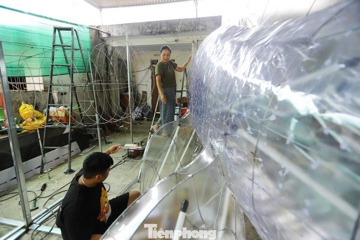 Đã thành truyền thống, từ khoảng đầu tháng 7 Âm lịch, người dân (tổ 6, phường Minh Xuân, Thành phố Tuyên Quang) lại cùng nhau lên ý tưởng để làm đèn trung thu. Chị Đặng Thu Hường chia sẻ: "Trước đây gia đình tôi chủ yếu làm đèn ông sao và các con vật. Vài năm trở lại đây, gia đình tôi quyết định chuyển sang làm mô hình đèn Trung thu cho phường Minh Xuân. Nhận thấy những mô hình của gia đình có nhiều nét đặc sắc, dần dần các tổ dân phố khác trên địa bàn tự tìm đến đặt. Đến nay một số tỉnh lân cận cũng đến đặt hàng".