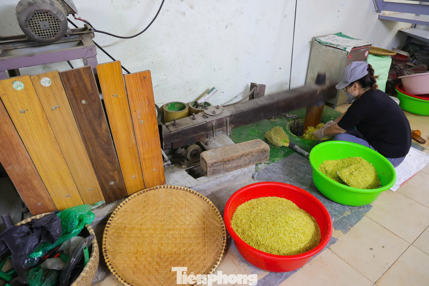 Chất lượng cốm đầu ra chủ yếu phụ thuộc vào quy trình làm cốm cầu kỳ, tỉ mỉ mà người Mễ Trì đã nắm tường tận. Quy trình làm ra cốm cũng lắm công đoạn, gồm rang, sàng sẩy, giã... Từ lúc bắt đầu cho đến khi làm ra mẻ cốm non mất khoảng 4-5 tiếng trở lên. "Bí quyết để làm ra những mẻ cốm ngon bắt đầu từ khâu chọn thời điểm gặt lúa. Khi lúa đến thì con gái, phải thăm lúa liên tục xem thời điểm nào hạt thóc chớm đông sữa thì gặt về. Một tạ thóc, tùy theo độ ngon của hạt thóc sẽ thu được 17-18 kg cốm thành phẩm", chị Tú Lan cho hay.