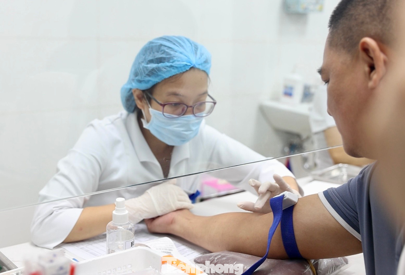 Bệnh viện đã bố trí nhiều bác sĩ, chuyên gia đầu ngành tại 22 phòng khám với đầy đủ các chuyên khoa Nội tiết, Tiêu hóa, Cơ xương khớp, Hô hấp, Thần kinh, Thận tiết niệu, Tim mạch, Truyền nhiễm, Huyết học, Hồi sức tích cực, Sản, Nhi, Tai mũi họng, Răng hàm mặt, Mắt…để phục vụ người bệnh.