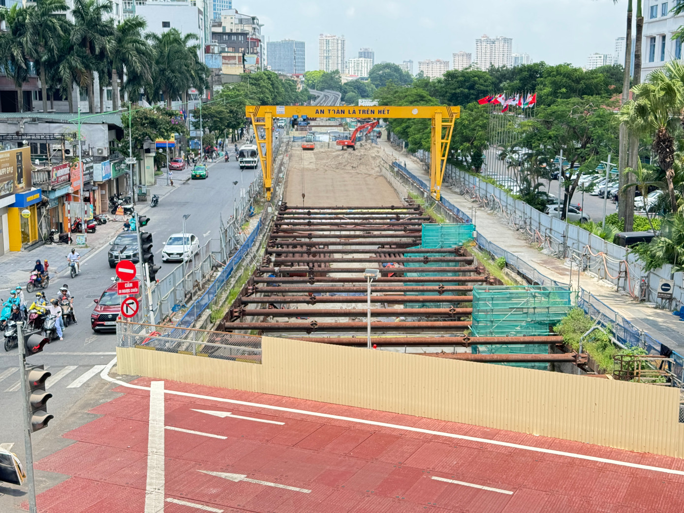 Ngày 6/7, nhà thầu bắt đầu rào chắn đoạn dưới gầm cầu vượt nút giao Nguyễn Chí Thanh - Kim Mã phục vụ thi công dốc hạ ngầm. Máy đào hầm TBM dự kiến vận hành trong vài ngày tới.