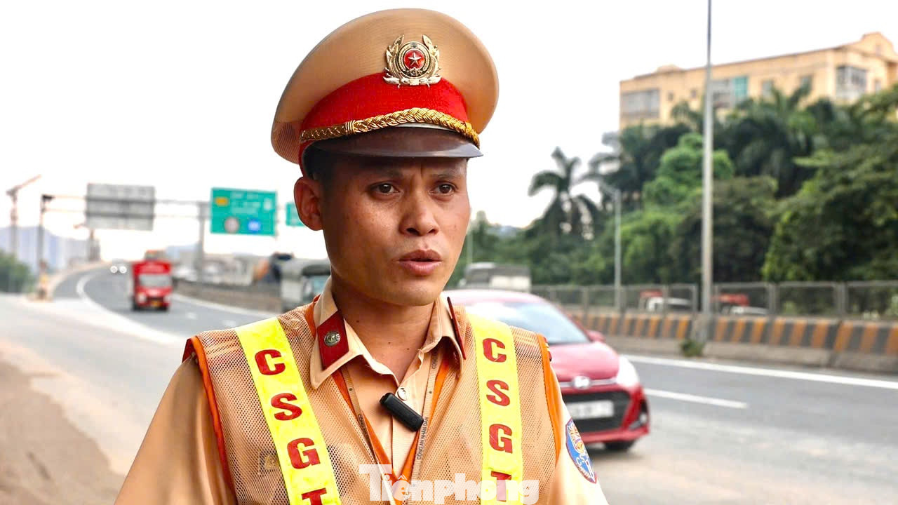 Trao đổi với PV báo Tiền Phong, Thiếu tá Lê Văn Đông, cán bộ đội CSGT đường bộ số 6, Công an thành phố Hà Nội cho biết: "Trong ngày hôm nay, từ đầu ca tổ công tác đã xử lý 3 trường hợp các xe đón trả khách không đúng nơi quy định, mở cửa khi xe đang chạy".