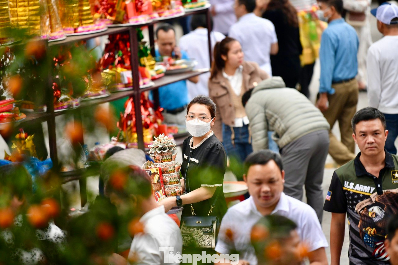 Ngày vía Thần tài 2024 (mùng 10 tháng Giêng), người dân nườm nượp đến dâng lễ, xin lộc.