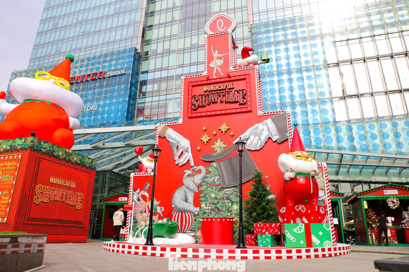 Khoảng hơn 3 tuần nữa là đến Giáng sinh. Thời điểm này, các trung tâm thương mại Hà Nội đã được trang trí bừng sáng, rực rỡ sắc màu Noel.