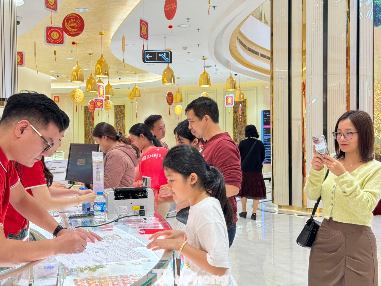 Không khí giao dịch tại nhiều cửa hàng vàng trước ngày vía Thần Tài sôi động hơn hẳn bình thường.