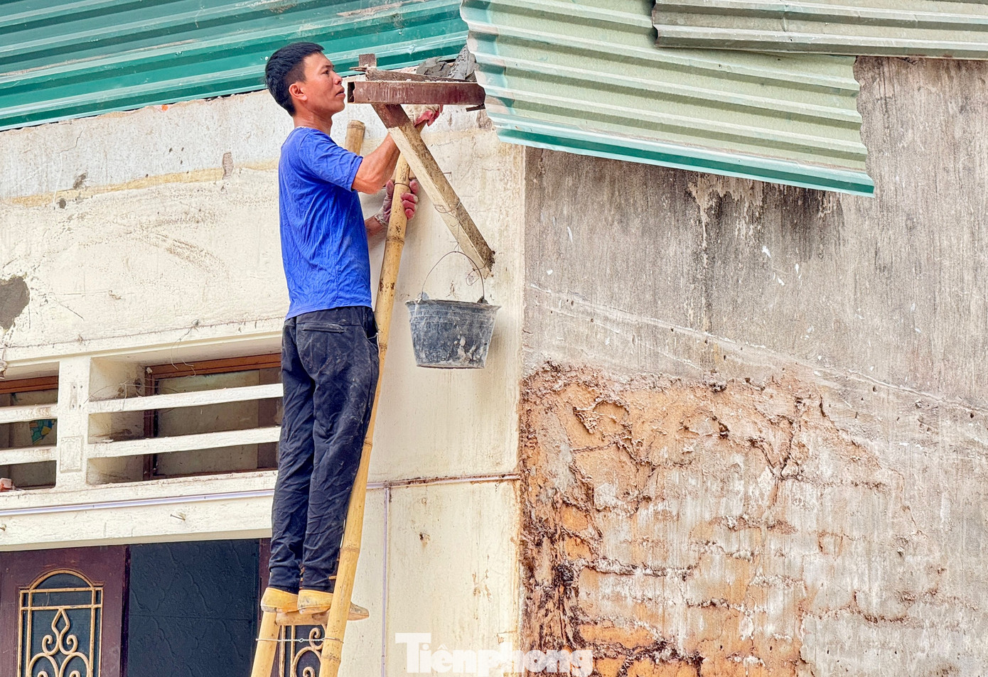 Ông Công Sơn nhà ở phố Hoa Bằng chia sẻ: "Khi biết tin dự án mở rộng ngõ 381 Nguyễn Khang sẽ được khởi động người dân chúng tôi rất vui mừng, ngõ phố sắp tới có diện mạo khang trang, sạch đẹp và quan trọng nhất là hạn chế tình trạng ùn tắc"