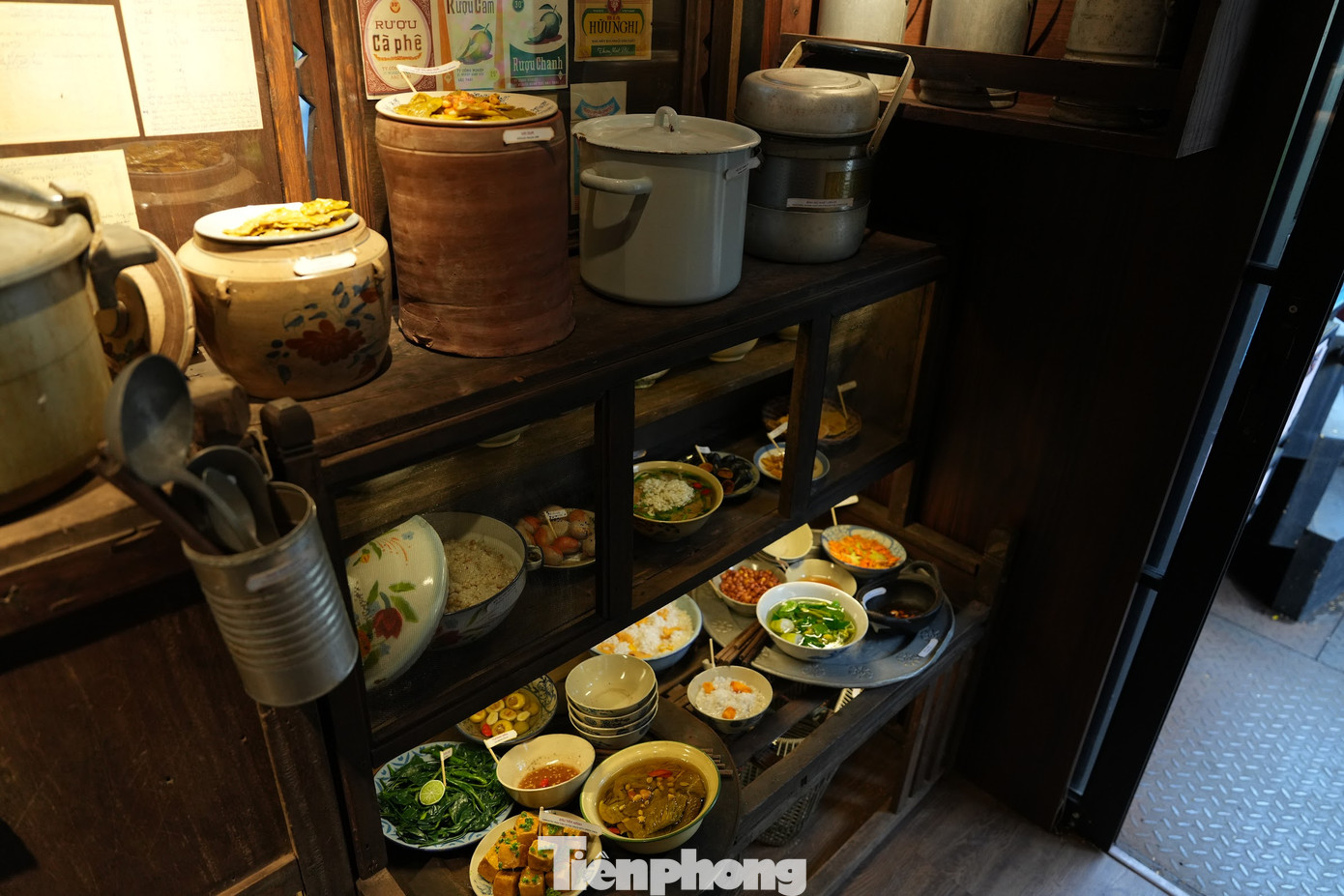 Khu vực bếp với những vật dụng quen thuộc của bất kì một gia đình Hà Nội nào ở những năm 80, 90 của thế kỷ trước. Một căn bếp đơn sơ với kiềng, củi, nồi chảo gang, chày cối, phích, bếp dầu hoả... được tái hiện sinh động trong dự án.