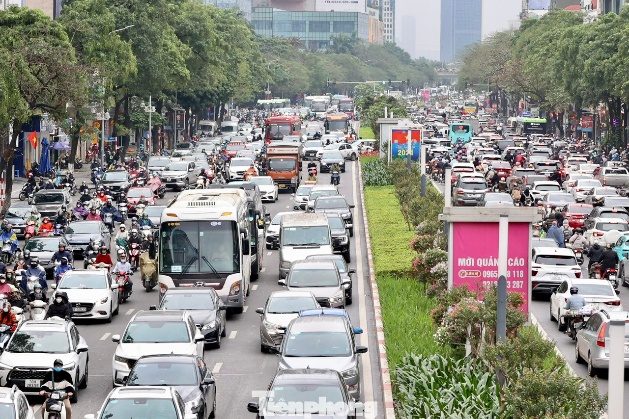 Sáng sớm nay (27/2), không khí lạnh tăng cường đã ảnh hưởng đến thời tiết ở Hà Nội. Mưa nhỏ kèm gió rét ảnh hưởng đến việc đi lại của người dân. Những tuyến đường trọng điểm như Trần Duy Hưng, nút giao Nguyễn Chí Thanh, đường Láng tiếp tục ùn tắc kéo dài.