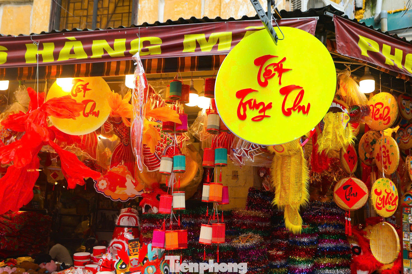 Để phục vụ nhu cầu sắm của người dân, đầu tháng Bảy (Âm lịch) rất nhiều cửa hàng trên phố Hàng Mã đã bày bán phủ kín các món đồ chơi, đồ trang trí Trung thu.