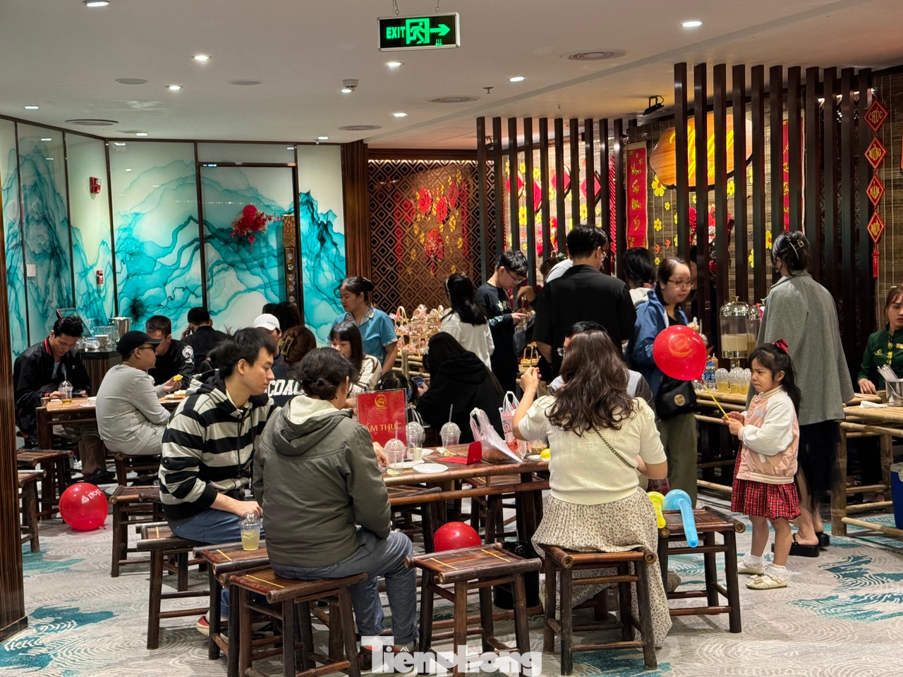 Năm nay, mùng 10 tháng Giêng vào ngày thứ hai đầu tuần, các thương hiệu vàng lớn tận dụng 2 ngày cuối tuần là thứ bảy, chủ nhật (mùng 8-9 tháng Giêng) tung ra hàng loạt các sự kiện như viết chữ thư pháp, nặn tò he... ưu đãi hấp dẫn để thu hút người tiêu dùng.