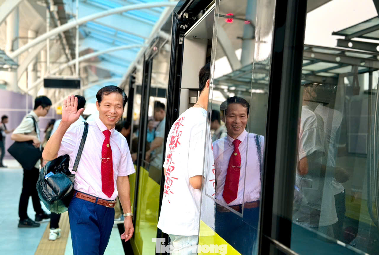 Cuối tuần hành khách đa phần là các bạn trẻ và người trung tuổi tranh thủ đi trải nghiệm với tâm trạng rất hồ hởi, phấn khởi. Hiện tại chỉ còn khoảng gần chục ngày nữa là hết tháng, nên đơn vị vận hành chỉ áp dụng cho khách mua vé lượt, vé ngày. Việc mua vé tháng cho phép hành khách sử dụng từ tháng 9/2024.