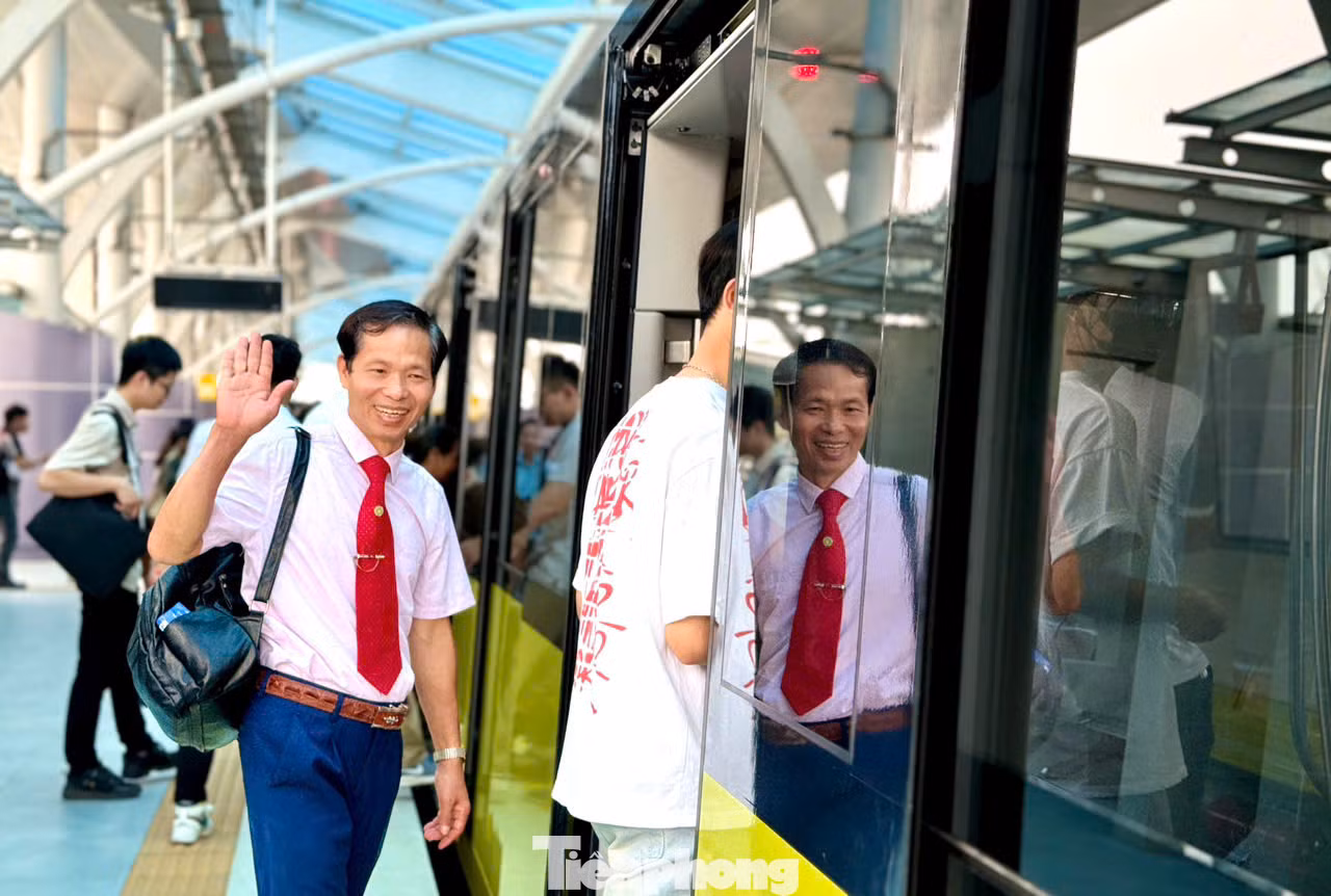 Cuối tuần hành khách đa phần là các bạn trẻ và người trung tuổi tranh thủ đi trải nghiệm với tâm trạng rất hồ hởi, phấn khởi. Hiện tại chỉ còn khoảng gần chục ngày nữa là hết tháng, nên đơn vị vận hành chỉ áp dụng cho khách mua vé lượt, vé ngày. Việc mua vé tháng cho phép hành khách sử dụng từ tháng 9/2024.
