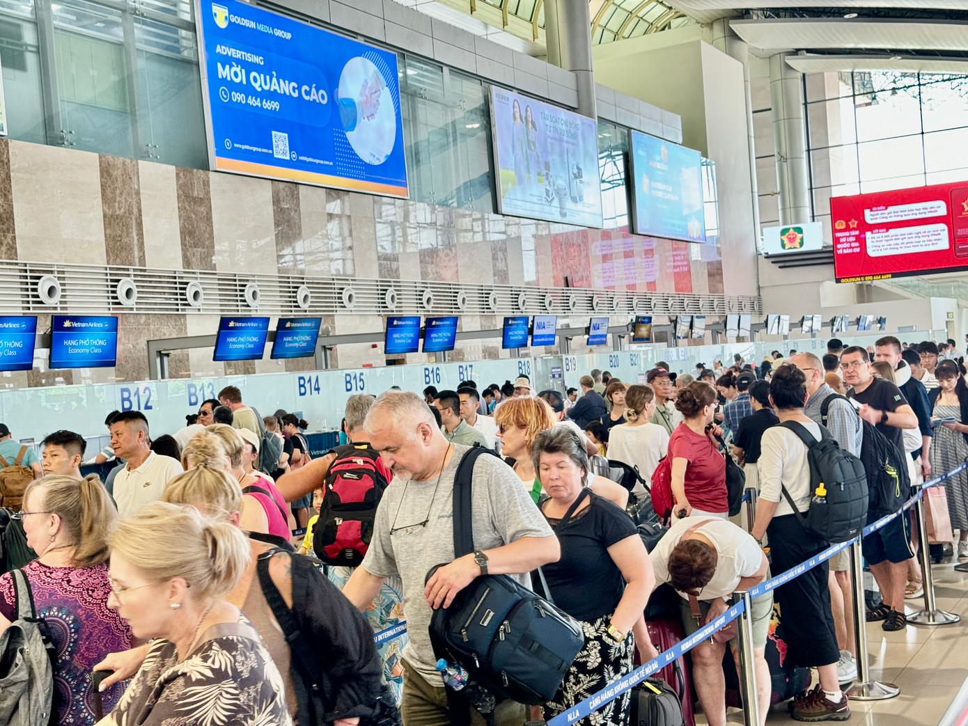 Từ sáng sớm, sảnh T1 đã đông hành khách đứng chờ làm thủ tục bay, nhưng không quá tải. Cảng HKQT Nội Bài chính thức áp dụng biện pháp tăng cường an ninh cấp độ 1 phục vụ cao điểm nghỉ lễ bắt đầu từ hôm nay đến hết ngày 1/5.