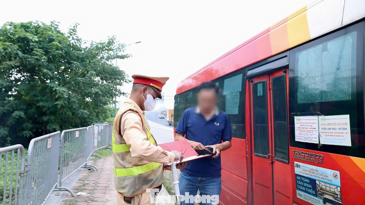 Sau khi được xem lại hình ảnh vi phạm, tài xế đã "không thể chối cãi", nhận lỗi và chấp nhận ký vào biên bản vi phạm.