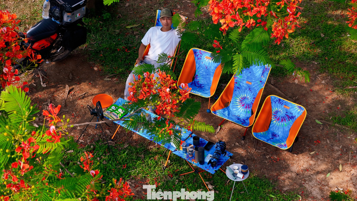 Đây cũng là điểm cắm trại, dã ngoại cuối tuần quen thuộc của nhiều bạn trẻ từ trung tâm thành phố sang “trốn nóng” mùa hè. Anh Chu Đức Việt, một du khách đam mê cắm trại dã ngoại chia sẻ: "Hoa phượng ở đầm đang vào giai đoạn nở đẹp nhất và kéo dài tới cuối tháng 5. Quanh đầm Vân Trì không có dịch vụ quán xá, không thu phí du khách đến ngắm hoa chụp ảnh nên thu hút rất đông du khách, các bạn nhớ thu dọn rác sau khi ra về để không gian luôn được thoáng đãng, sạch sẽ".