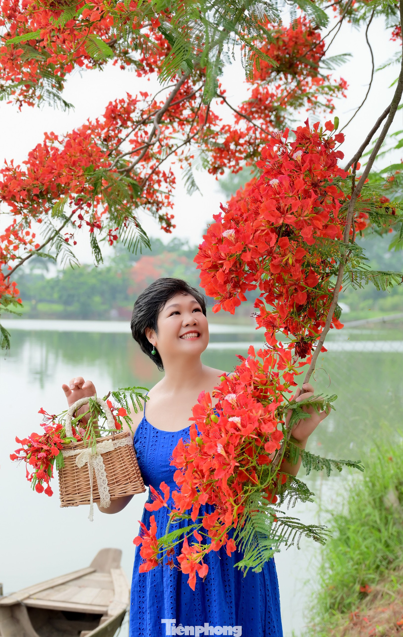 Hai bạn Thanh Lê và Hồng Liên vượt gần 25km từ nội thành sang đây chia sẻ: "Sắc đỏ của hoa phượng gợi nhớ một thời ngẩn ngơ của tuổi học trò, chúng mình tranh thủ ngày cuối tuần sang đây để săn những khoảnh khắc đẹp nhất với hàng phượng vĩ".