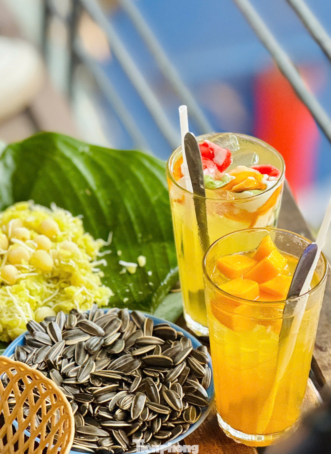 Mùa thu Hà Nội luôn là mùa được yêu thích nhất trong năm không chỉ bởi không khí mát mẻ, dễ chịu mà còn bởi nhiều đặc sản quen thuộc không thể bỏ lỡ. Sấu, hồng, xôi cốm luôn là thức quà được người dân yêu thích mỗi dịp thu về để nhâm nhi thưởng thức trọn vẹn mùa thu Hà Nội.