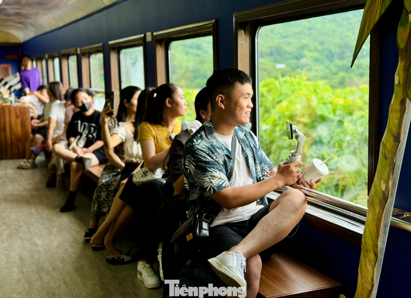 Từ trên tàu, du khách có thể ngắm nhìn khung cảnh thiên nhiên một bên là núi non trùng điệp hùng vĩ, một bên là bãi biển thơ mộng.