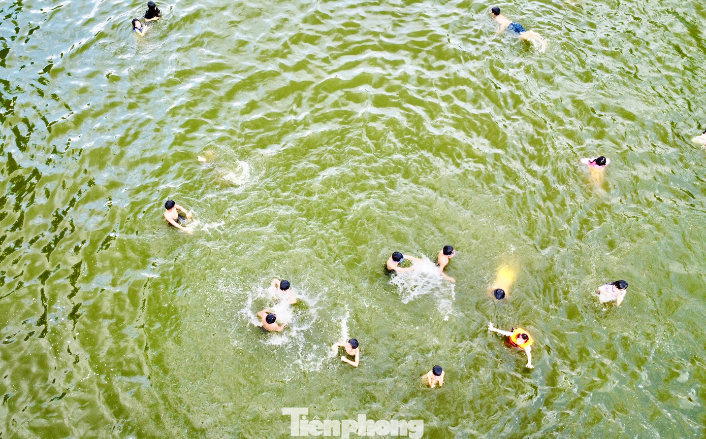 Các bạn nhỏ vô cùng thích thú khi được vùng vẫy trong làn nước trong mát lành. Các bạn nhỏ vô cùng thích thú khi được vùng vẫy trong làn nước trong mát lành.