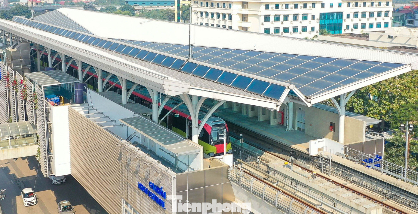 Trong ảnh là đoàn tàu đi đi qua Nhổn (ngã tư Hồ Tùng Mậu - Lê Đức Thọ), hướng về trung tâm Hà Nội.