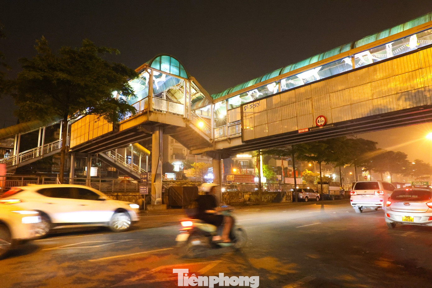 Chị Hoàng Thùy Trang (quận Hoàn Kiếm, Hà Nội) cho biết, ngày nào chị cũng đi bộ qua đây, thấy cây cầu đi bộ được trang trí đẹp, sinh động khiến chị rất hào hứng. Chị Trang mong rằng sẽ có thêm nhiều cây cầu đi bộ khác học hỏi mô hình cầu bộ trên phố Trần Nhật Duật. Dịp nghỉ lễ 30/4-1/5, chị Trang sẽ đưa các con của mình tới đây để dạo chơi và chụp ảnh. Chị Hoàng Thùy Trang (quận Hoàn Kiếm, Hà Nội) cho biết, ngày nào chị cũng đi bộ qua đây, thấy cây cầu đi bộ được trang trí đẹp, sinh động khiến chị rất hào hứng. Chị Trang mong rằng sẽ có thêm nhiều cây cầu đi bộ khác học hỏi mô hình cầu bộ trên phố Trần Nhật Duật. Dịp nghỉ lễ 30/4-1/5, chị Trang sẽ đưa các con của mình tới đây để dạo chơi và chụp ảnh.