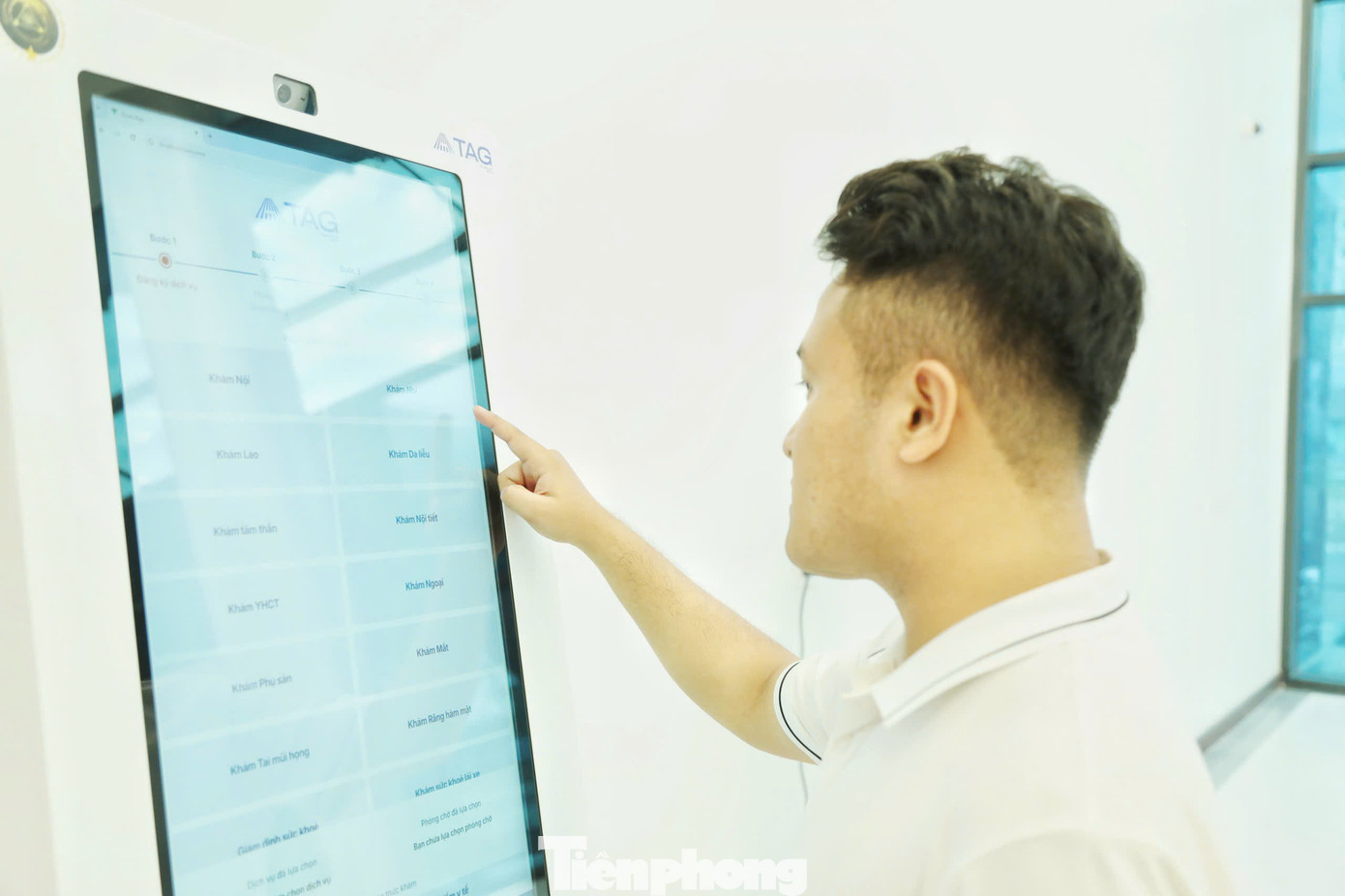 Khu vực sảnh chính của bệnh viện rộng rãi và tiện nghi. Bệnh nhân sẽ đăng ký khám tự động qua nhận diện khuôn mặt và được hướng dẫn đi vào khu khám bệnh.