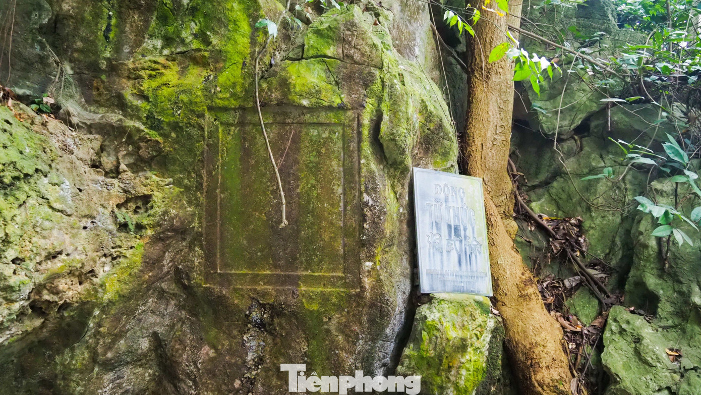 Động Từ Thức ẩn mình giữa những ngọn núi đá hùng vĩ, mang vẻ đẹp nguyên sơ, bao quanh là những thửa ruộng bát ngát. Động có chiều dài 200m, chiều rộng hàng nghìn m2, vòm cao nhất lên tới 40m.