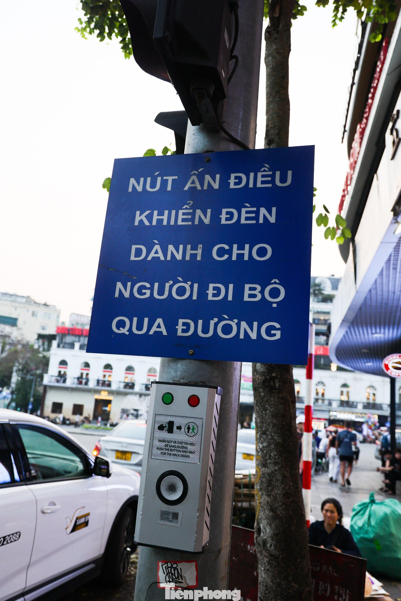 Theo thiết kế, một nút bấm được lắp đặt trên cột đèn tín hiệu, nơi đường có vạch kẻ trắng ưu tiên. Khi muốn qua đường, người đi bộ thực hiện thao tác bấm nút. Sau một lúc, đèn tín hiệu giao thông sẽ chuyển sang màu đỏ yêu cầu các phương tiện dừng lại, đèn ưu tiên người đi bộ chuyển màu xanh để người đi bộ qua đường an toàn.