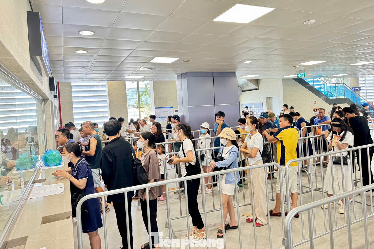 Ghi nhận sáng cuối tuần (ngày 24/8), hàng dài người vẫn tiếp tục xếp hàng mua vé để trải nghiệm tuyến tàu điện Nhổn - Ga Hà Nội.