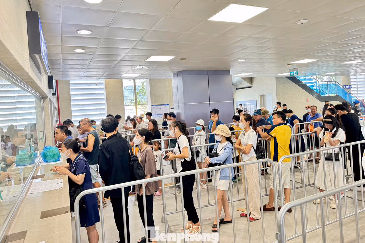 Ghi nhận sáng cuối tuần (ngày 24/8), hàng dài người vẫn tiếp tục xếp hàng mua vé để trải nghiệm tuyến tàu điện Nhổn - Ga Hà Nội.