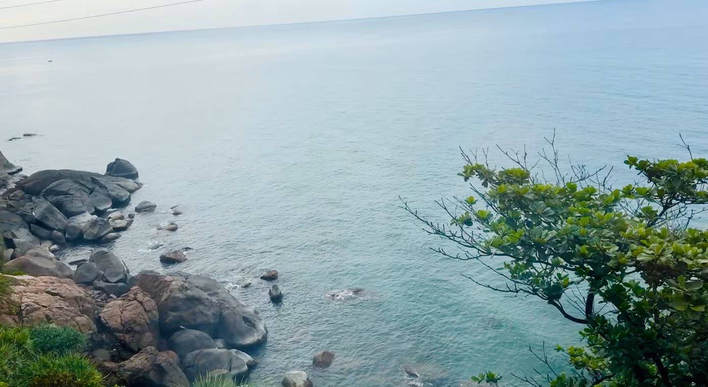 Với thời gian di chuyển khoảng 3 giờ, xuất phát vào buổi sáng và buổi chiều, đoàn tàu sẽ đưa du khách trải nghiệm từ vùng đất Cố đô Huế sang vịnh Lăng Cô, qua đèo Hải Vân rồi đến với thành phố biển Đà Nẵng. Ở chiều ngược lại, du khách sẽ được đặt chân đến Huế - miền đất di sản.