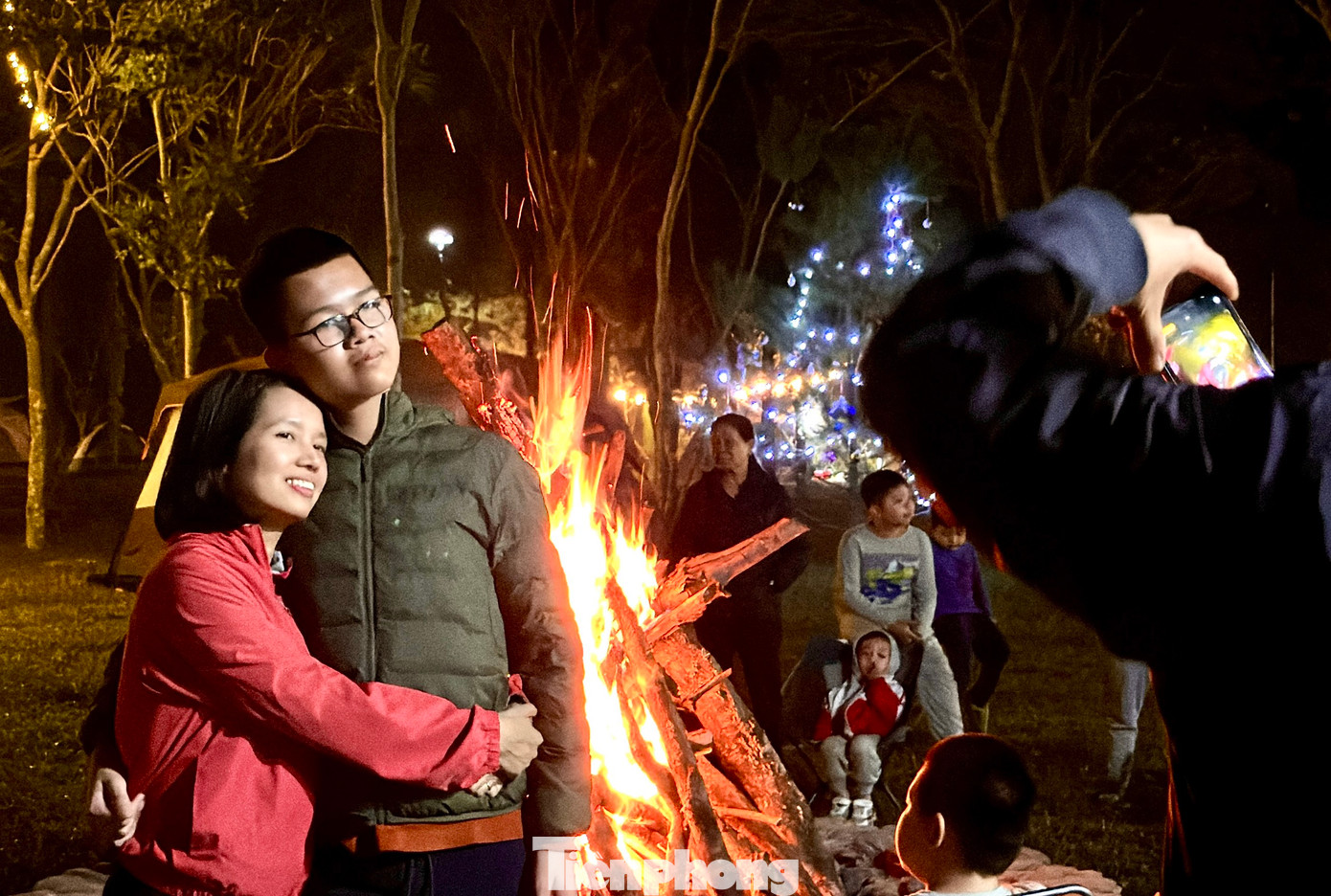 Thay vì đón khoảnh khắc đếm ngược (countdown) chào năm mới ở trung tâm thành phố, nhiều gia đình và nhóm bạn trẻ lại lựa chọn một nơi vắng vẻ, dựng lều cắm trại đón năm mới.