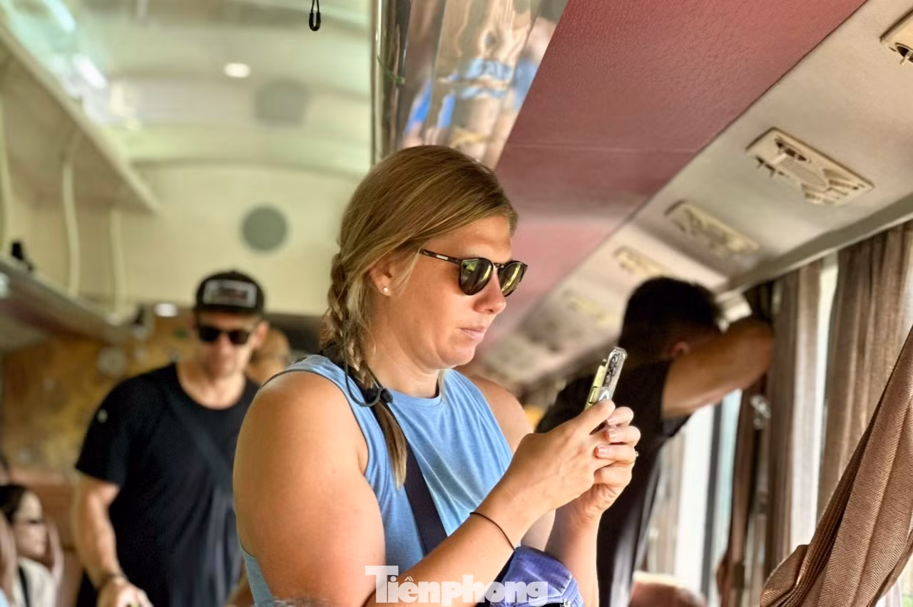 Du khách quốc tế cũng rất hào hứng khi khi tàu đi qua đèo Hải Vân, một bên là rừng núi, vách đá hùng vĩ, một bên là biển lãng mạn.