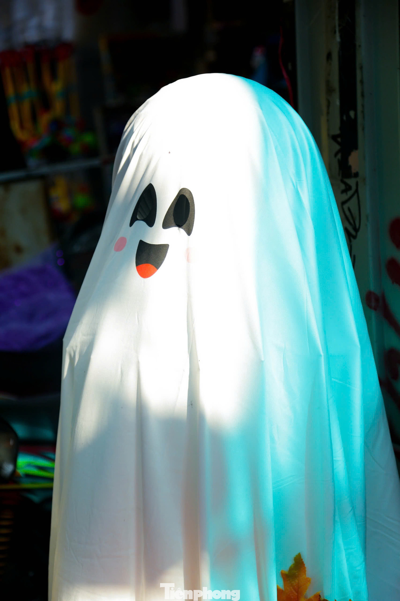 Những bộ trang phục đậm chất "ma quỷ'', đồ trang trí kinh dị treo lủng lẳng trên cành cây, tạo sự ghê rợn. Những bộ trang phục đậm chất "ma quỷ'', đồ trang trí kinh dị treo lủng lẳng trên cành cây, tạo sự ghê rợn.