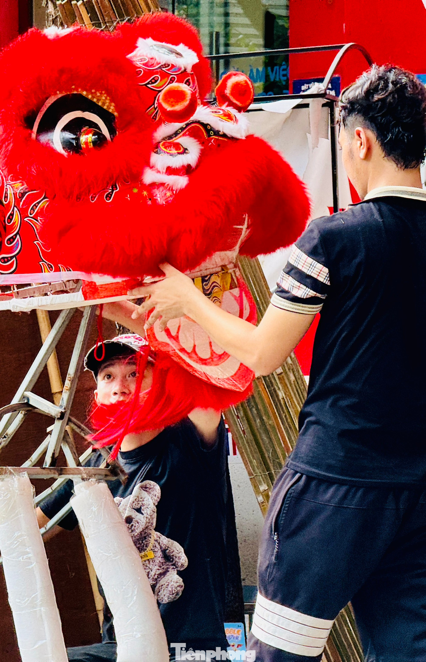 Đầu lân, đèn lồng, đèn ông sao... là những món đồ chơi thủ công truyền thống không thể thiếu trong dịp này.