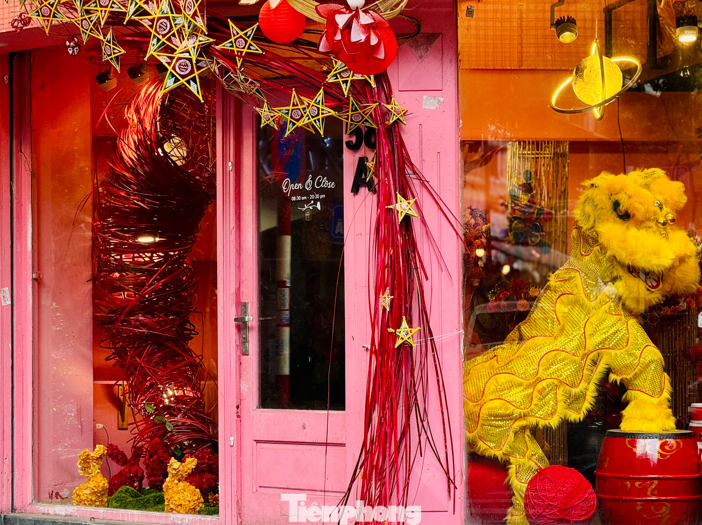 Các mặt hàng thủ công được thiết kế rất tinh xảo với những gam màu tươi tắn, bắt mắt.