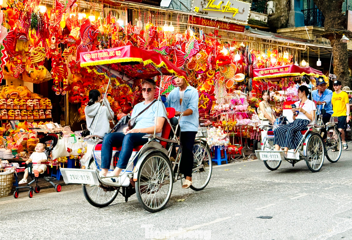 Mặc dù còn hơn 1 tháng nữa mới đến Tết Trung thu, tuy nhiên, phố Hàng Mã những ngày này đã lung linh, rực rỡ ánh đèn với sắc màu của hàng nghìn loại đồ chơi Trung thu truyền thống phủ kín con phố.