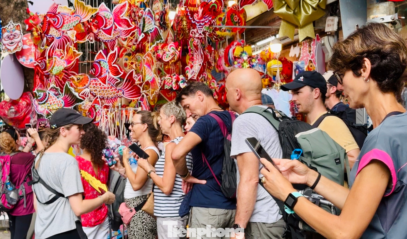 Khách nước ngoài cũng không thể "bỏ lỡ" không gian xinh đẹp này.