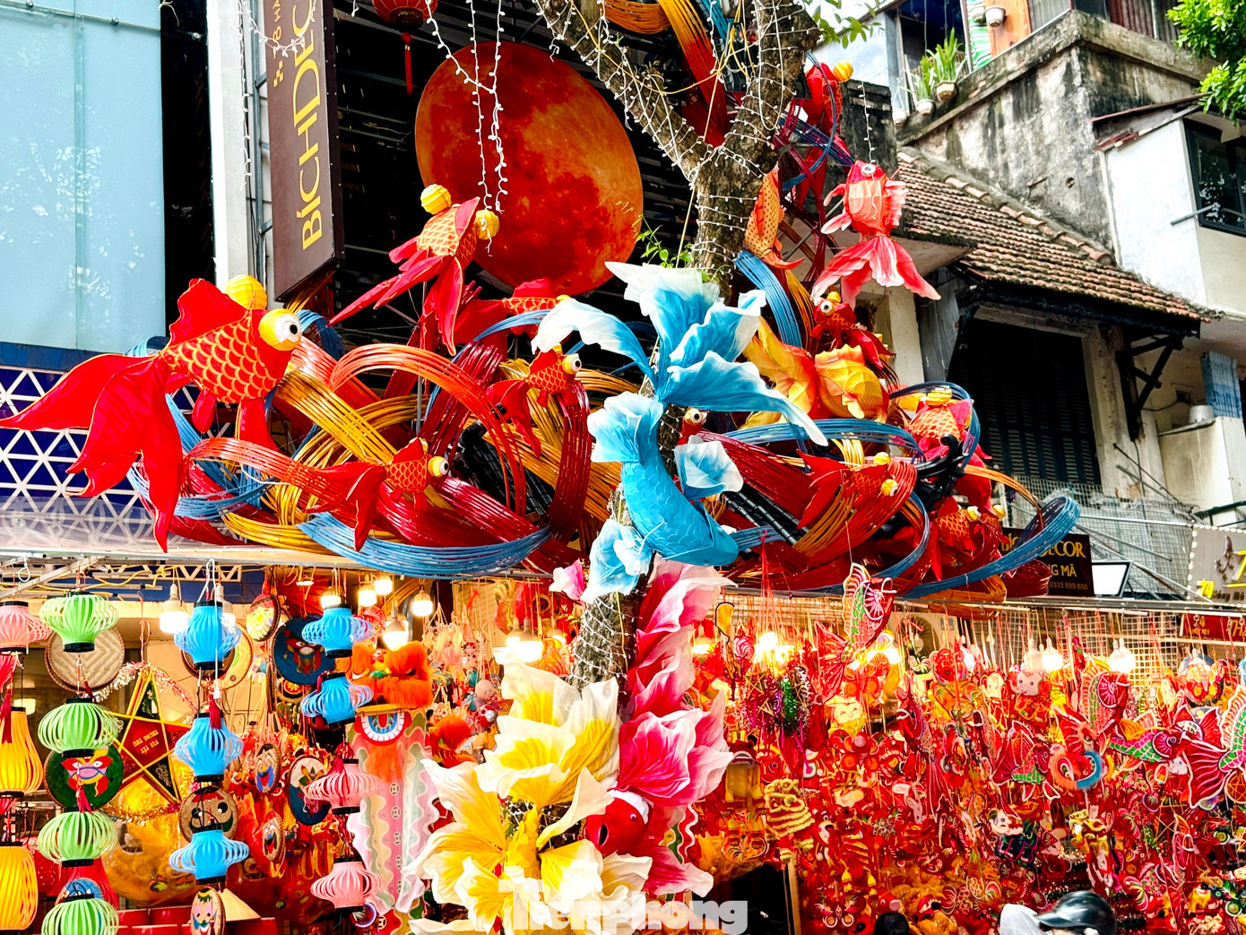 Mặc dù còn hơn 1 tháng nữa mới đến Tết Trung thu, tuy nhiên, phố Hàng Mã những ngày này đã lung linh, rực rỡ ánh đèn với sắc màu của hàng nghìn loại đồ chơi Trung thu truyền thống phủ kín con phố.