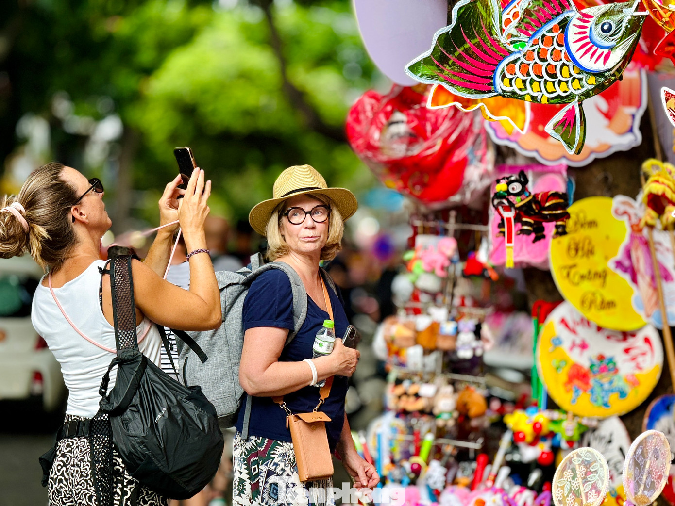 Khách nước ngoài cũng không thể "bỏ lỡ" không gian xinh đẹp này.
