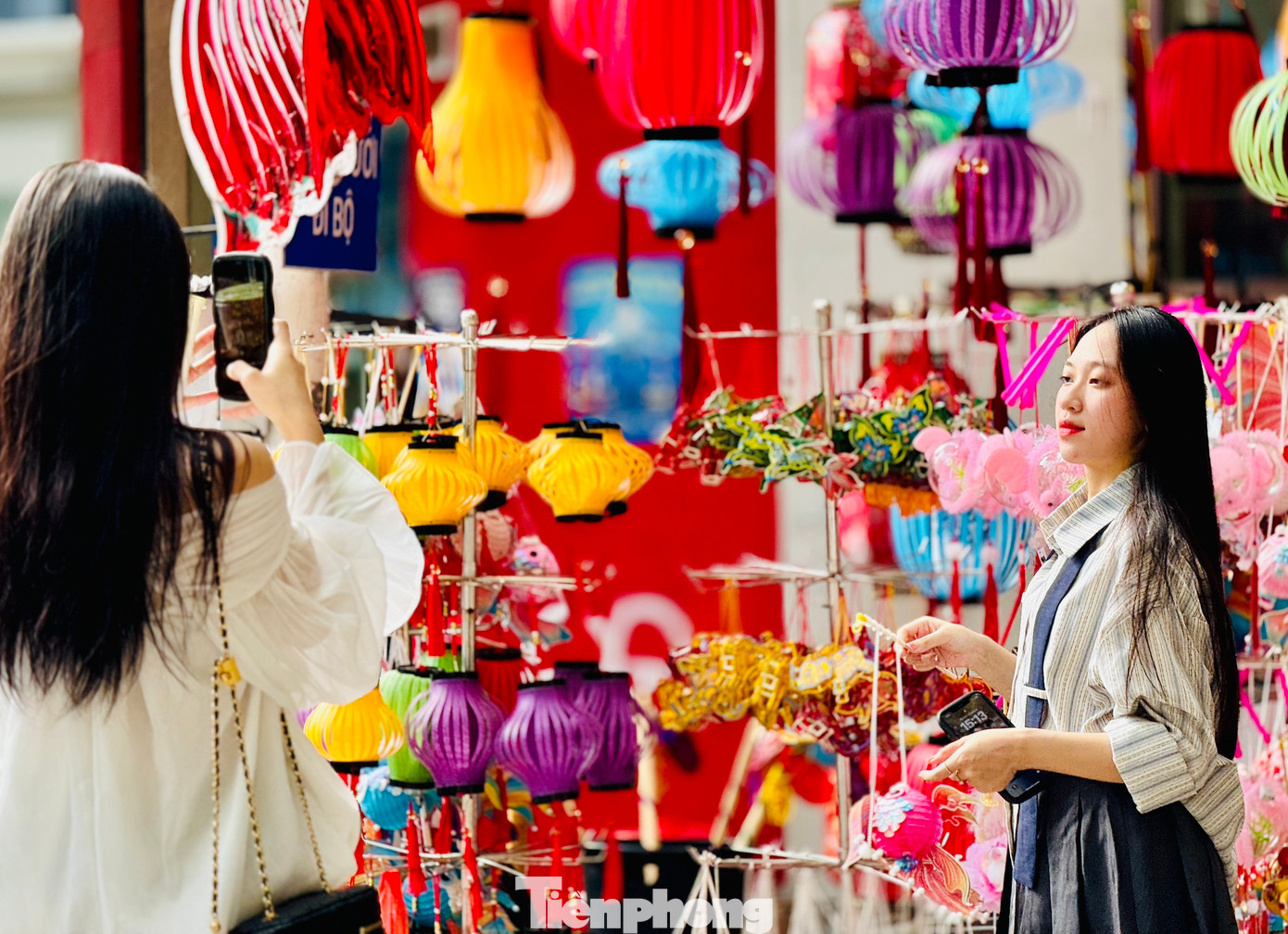 Các bạn trẻ thích thú khi lưu lại được những khoảnh khắc đẹp.