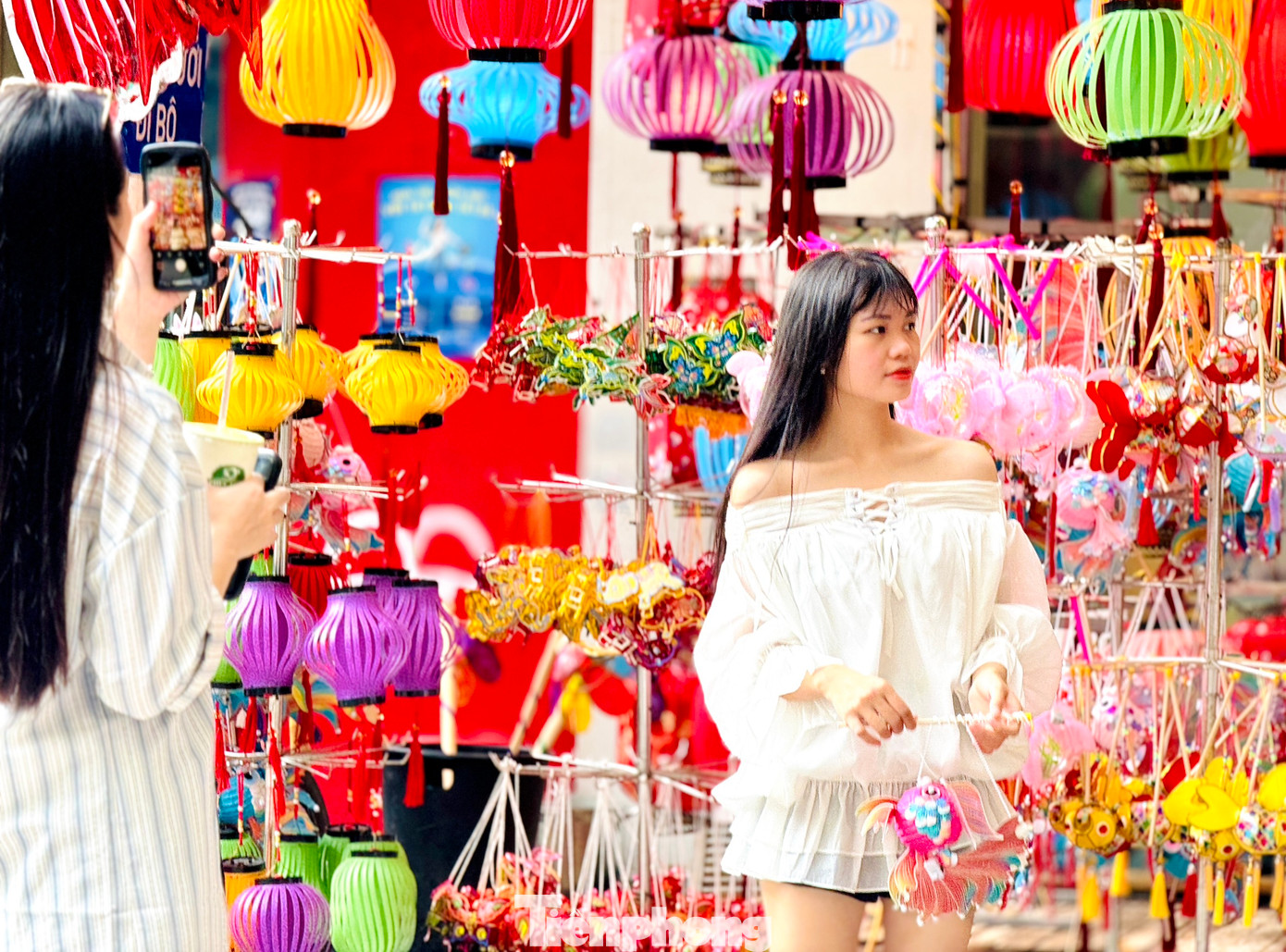 Các bạn trẻ thích thú khi lưu lại được những khoảnh khắc đẹp.