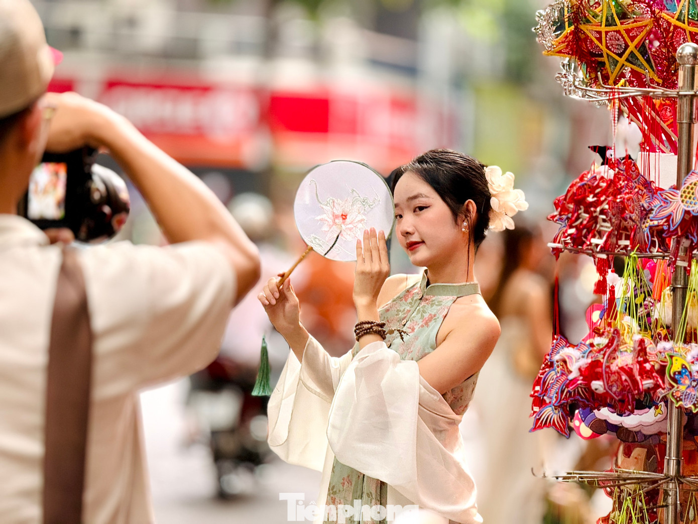 Con phố Hàng Mã dài hơn 300m phủ kín sắc màu của hàng nghìn loại đồ chơi Trung thu là điểm đến yêu thích chụp hình check-in của các "nàng thơ".