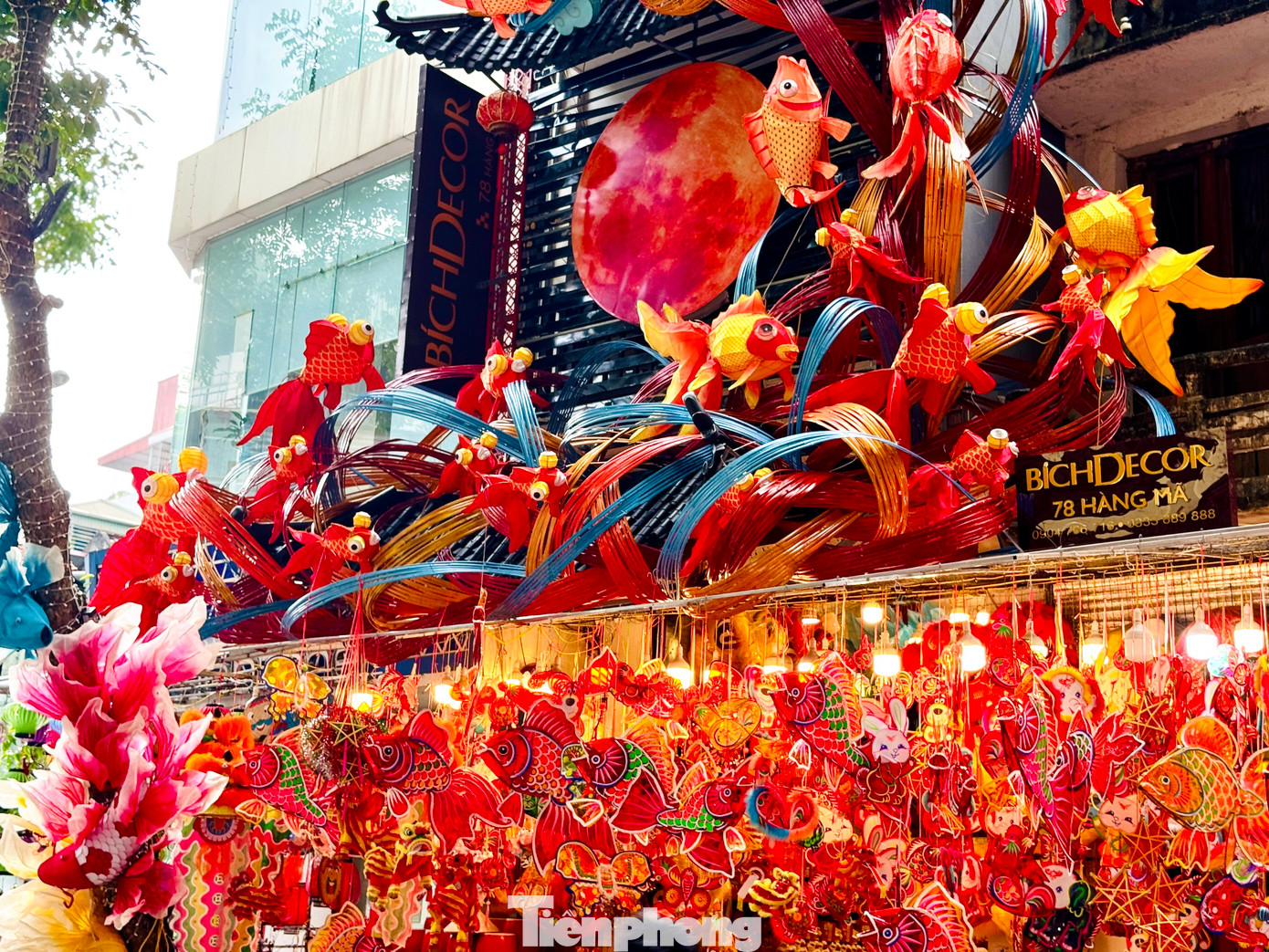 Các tiểu thương ở phố Hàng Mã chia sẻ: "Các mẫu mã đồ chơi Trung thu hiện nay vẫn như mẫu năm trước. Hiện tại giá cả các mẫu mã hầu như không tăng, các mẫu mã quen thuộc truyền thống đều giữ nguyên giá năm ngoái, thậm chí có mẫu còn bán rẻ hơn để kích cầu khách mua".