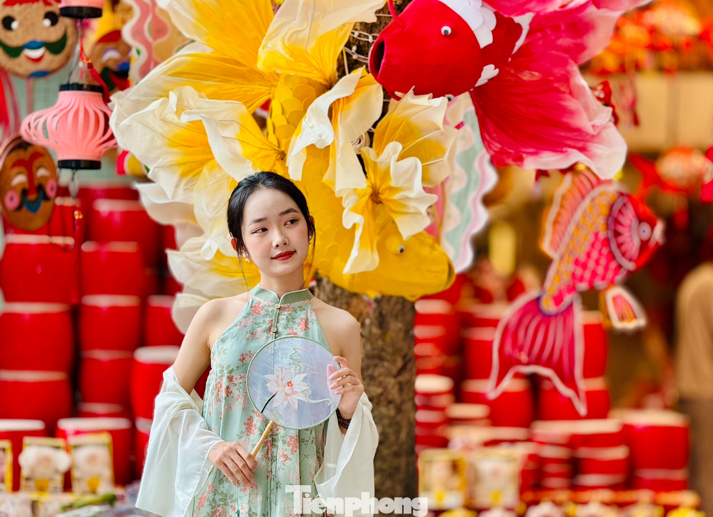 Các bạn trẻ thích thú khi lưu lại được những khoảnh khắc đẹp.