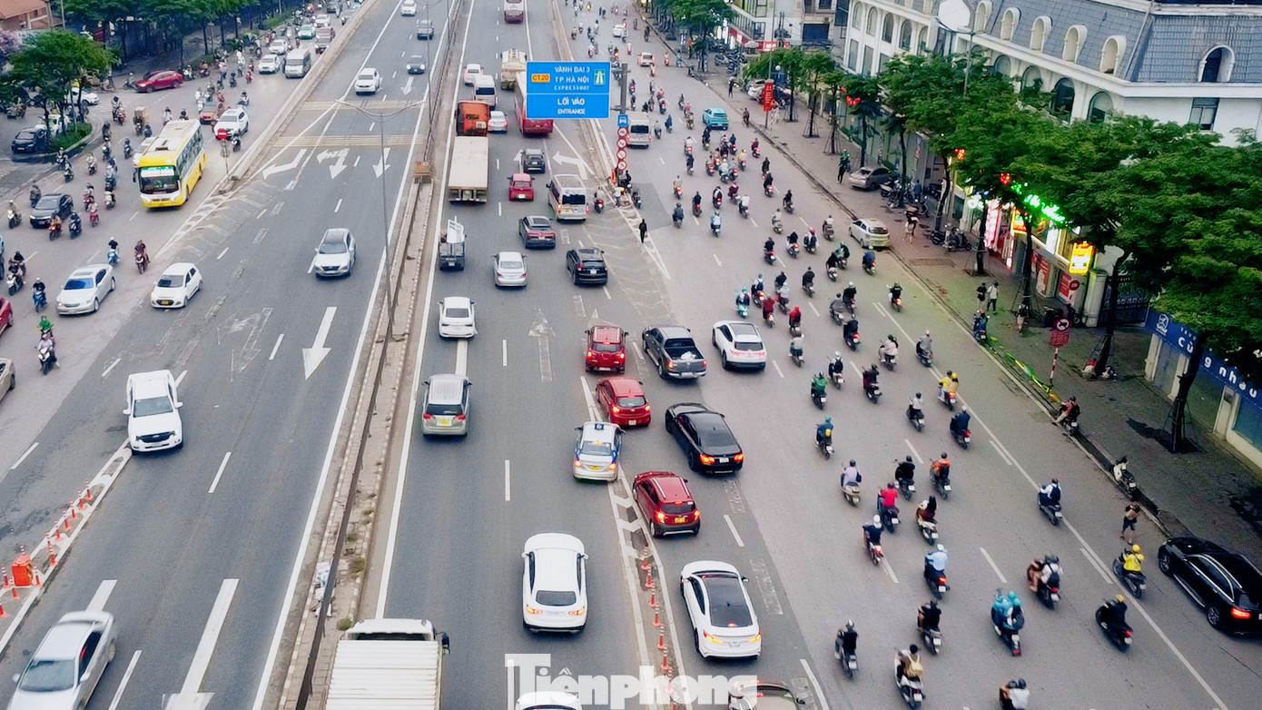 Ghi nhận trong các khung giờ giờ cao điểm, lượng xe di chuyển đông theo hướng vào vành đai 3, một số xe chuyển làn rẽ phải xuống đường Phạm Văn Đồng gây ùn ứ cục bộ.
