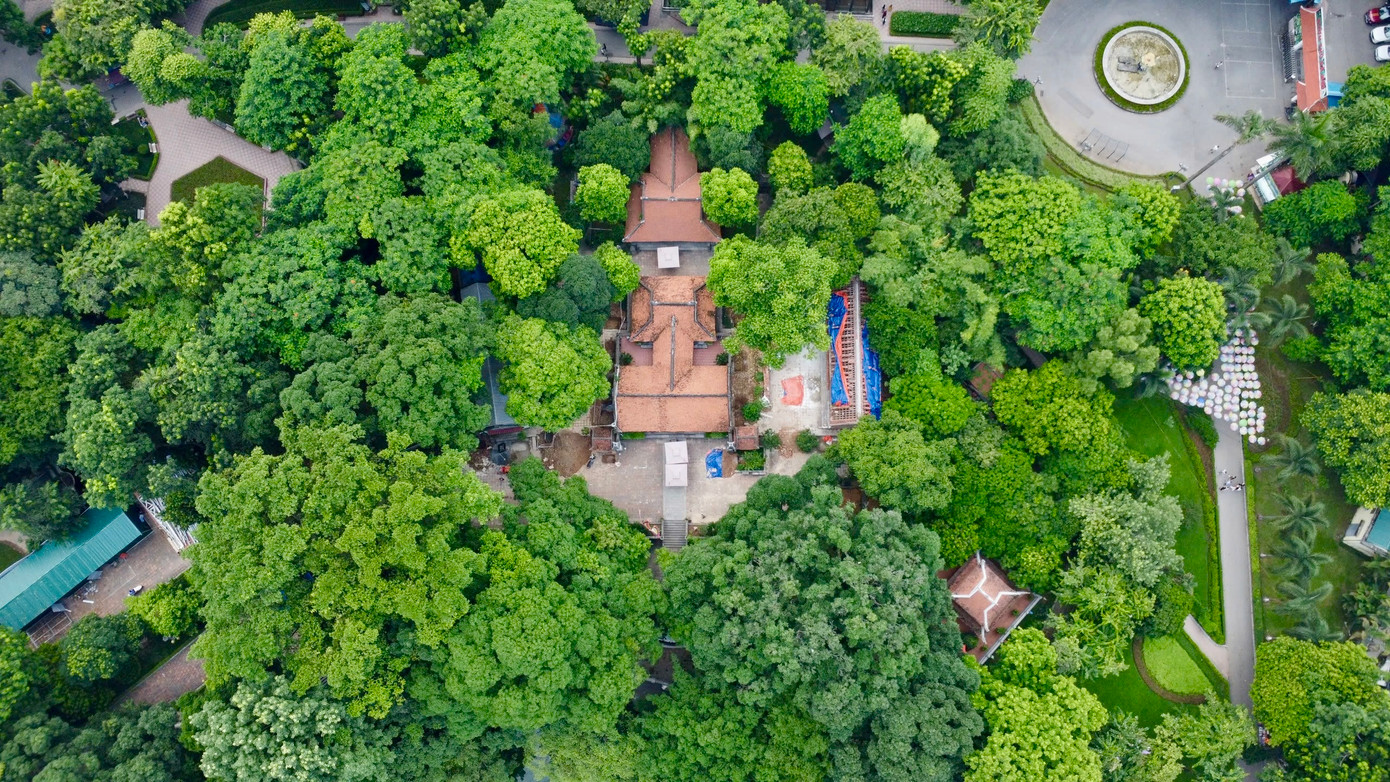 Tứ trấn ra đời từ rất sớm, gắn với việc ra đời của kinh đô Thăng Long thời nhà Lý đầu thế kỷ 11, đó là nơi thờ bốn vị thần trấn giữ bốn phương huyết mạch trên mảnh đất Thăng Long để ngày đêm bảo vệ cho kinh thành Thăng Long xưa và Thủ đô Hà Nội ngày nay luôn được yên bình.