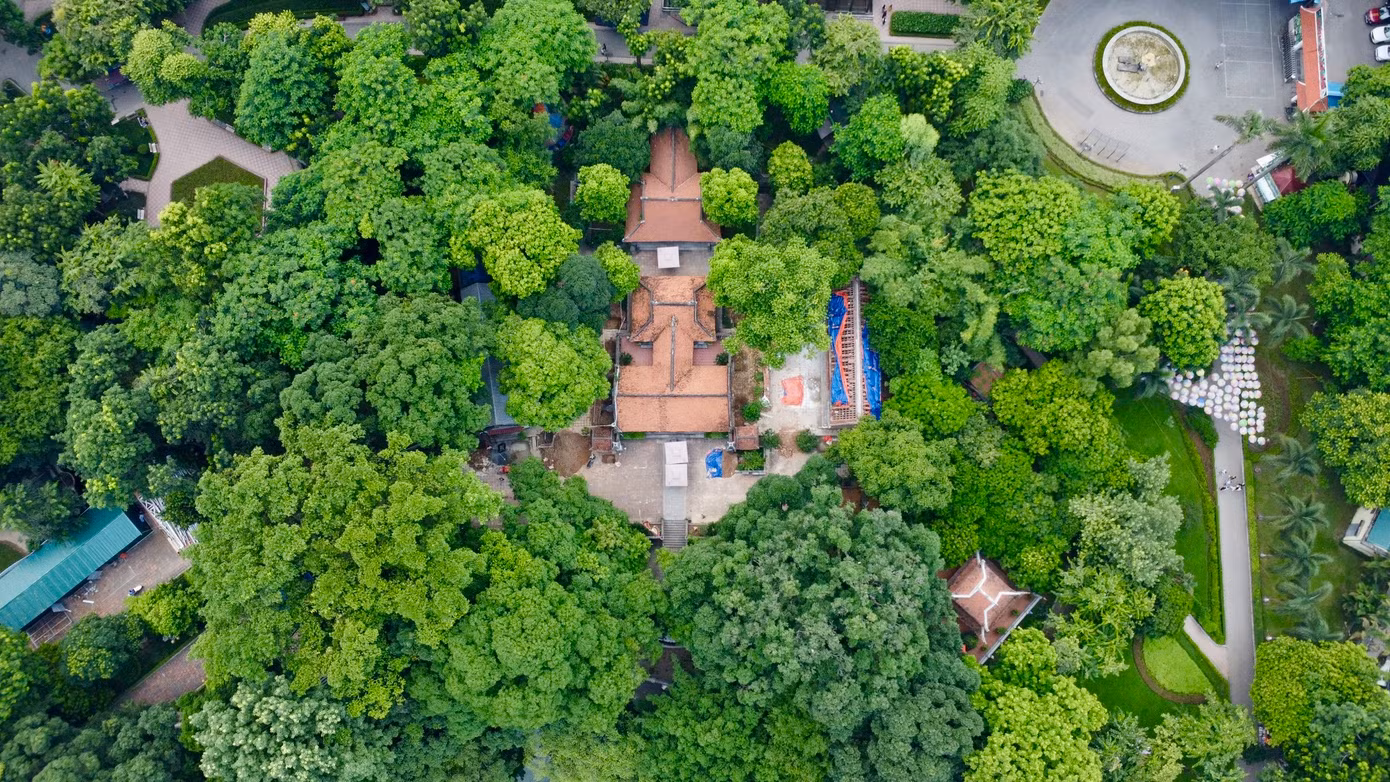 Tứ trấn ra đời từ rất sớm, gắn với việc ra đời của kinh đô Thăng Long thời nhà Lý đầu thế kỷ 11, đó là nơi thờ bốn vị thần trấn giữ bốn phương huyết mạch trên mảnh đất Thăng Long để ngày đêm bảo vệ cho kinh thành Thăng Long xưa và Thủ đô Hà Nội ngày nay luôn được yên bình.