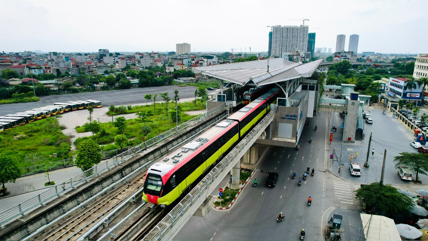 Trong ảnh là đoàn tàu đi đi qua Nhổn (ngã tư Hồ Tùng Mậu - Lê Đức Thọ), hướng về trung tâm Hà Nội.