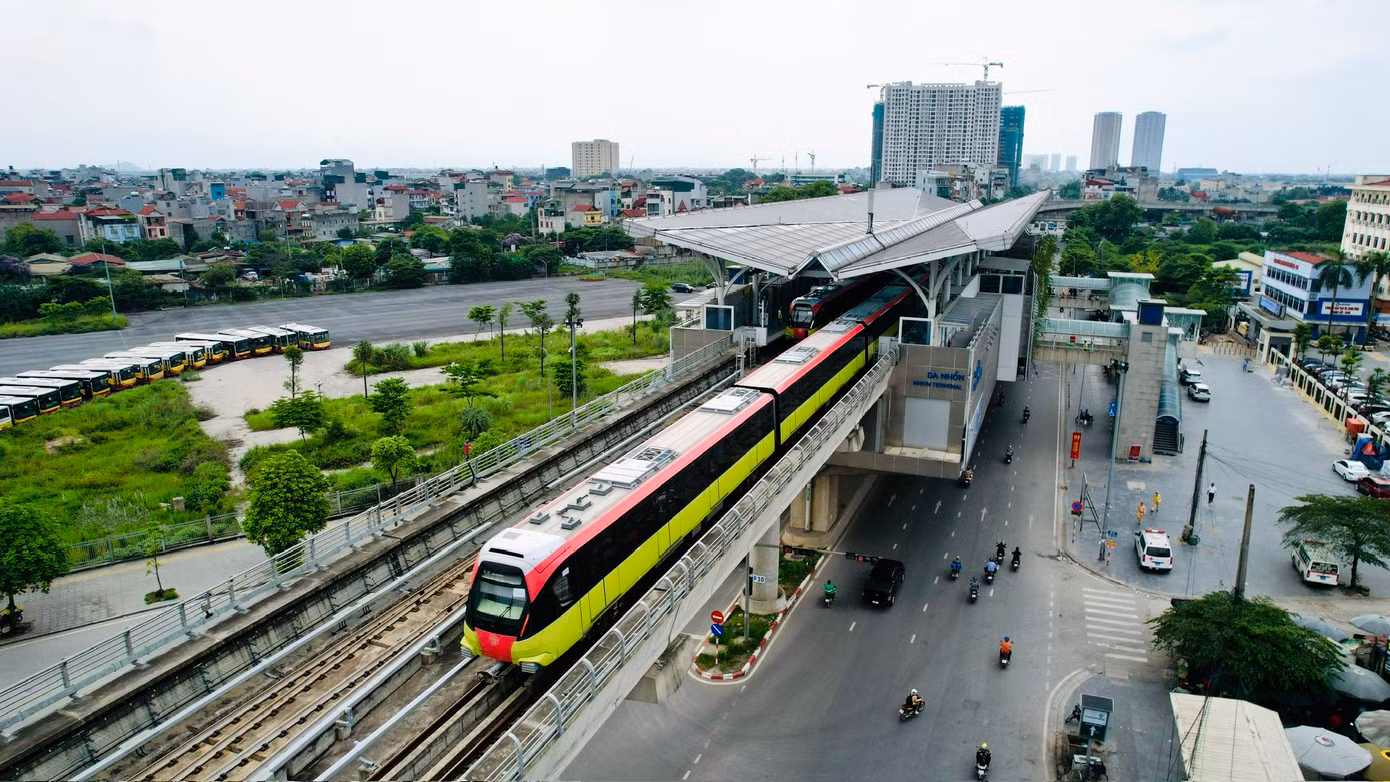 Trong ảnh là đoàn tàu đi đi qua Nhổn (ngã tư Hồ Tùng Mậu - Lê Đức Thọ), hướng về trung tâm Hà Nội.